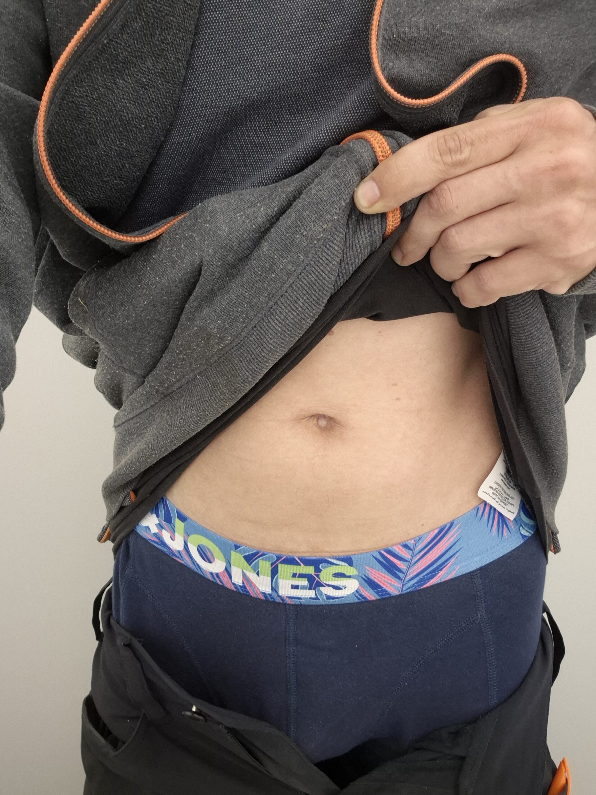 In der Arbeit heimlich in meine Shorts mastubiert 🫢🤫