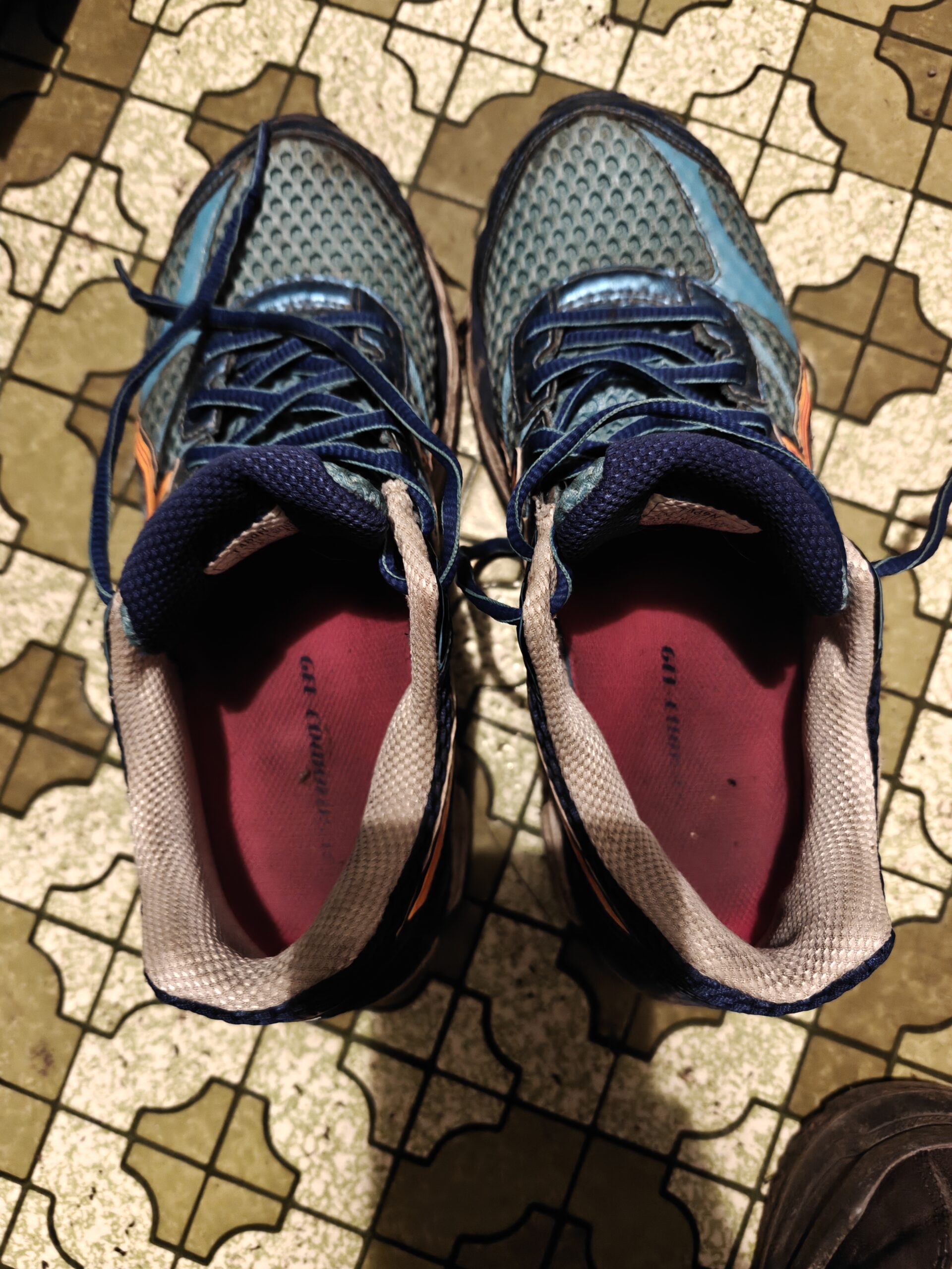 Asics Sportschuhe - mit starkem Trainingsgeruch