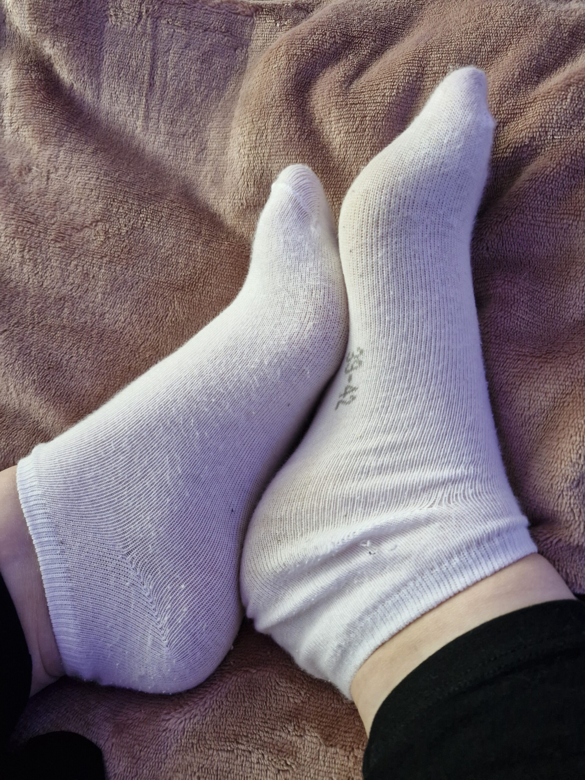 Weiße kurze Sneakersocken – getragen im Alltag 🧦✨