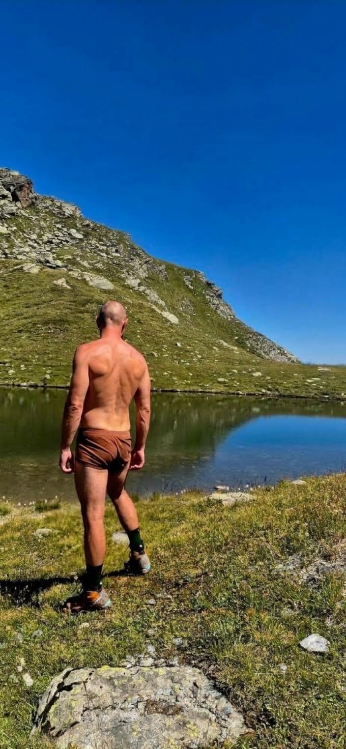 Braune Ripp-Boxer – Getragen am Bergsee