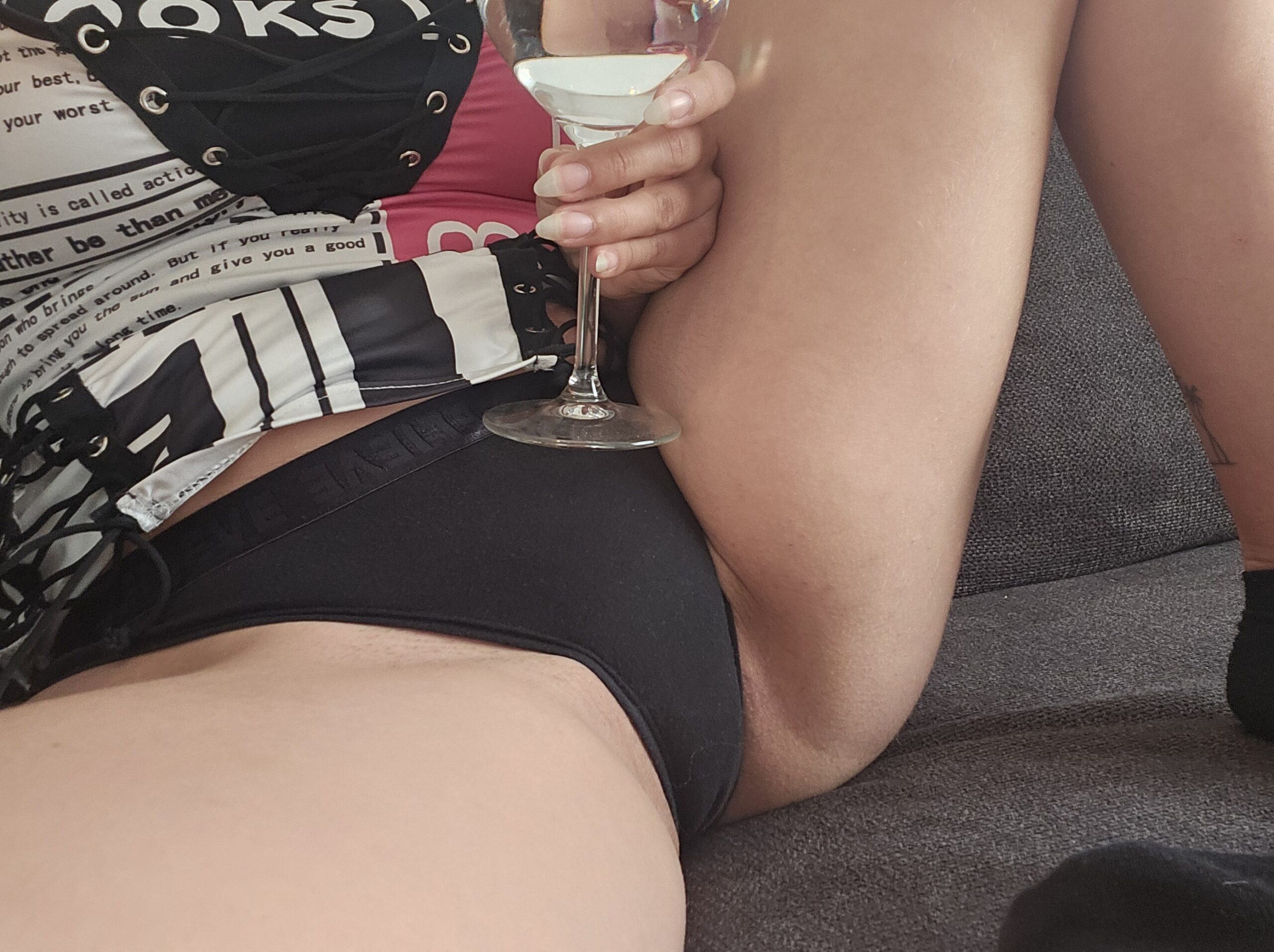 FeierabendDrink🍸mit Freunden - in meiner Lieblingsbar🫶🏻 ich verschwinde kurz auf die Toilette 💦
