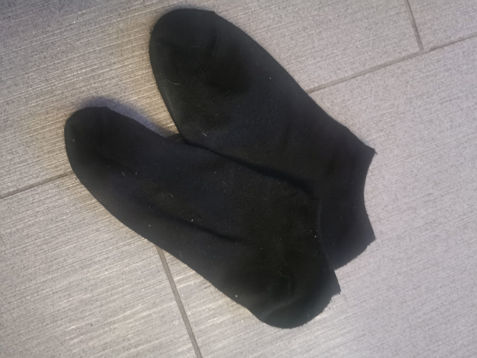 Getragene Schwarze Sneakersocken