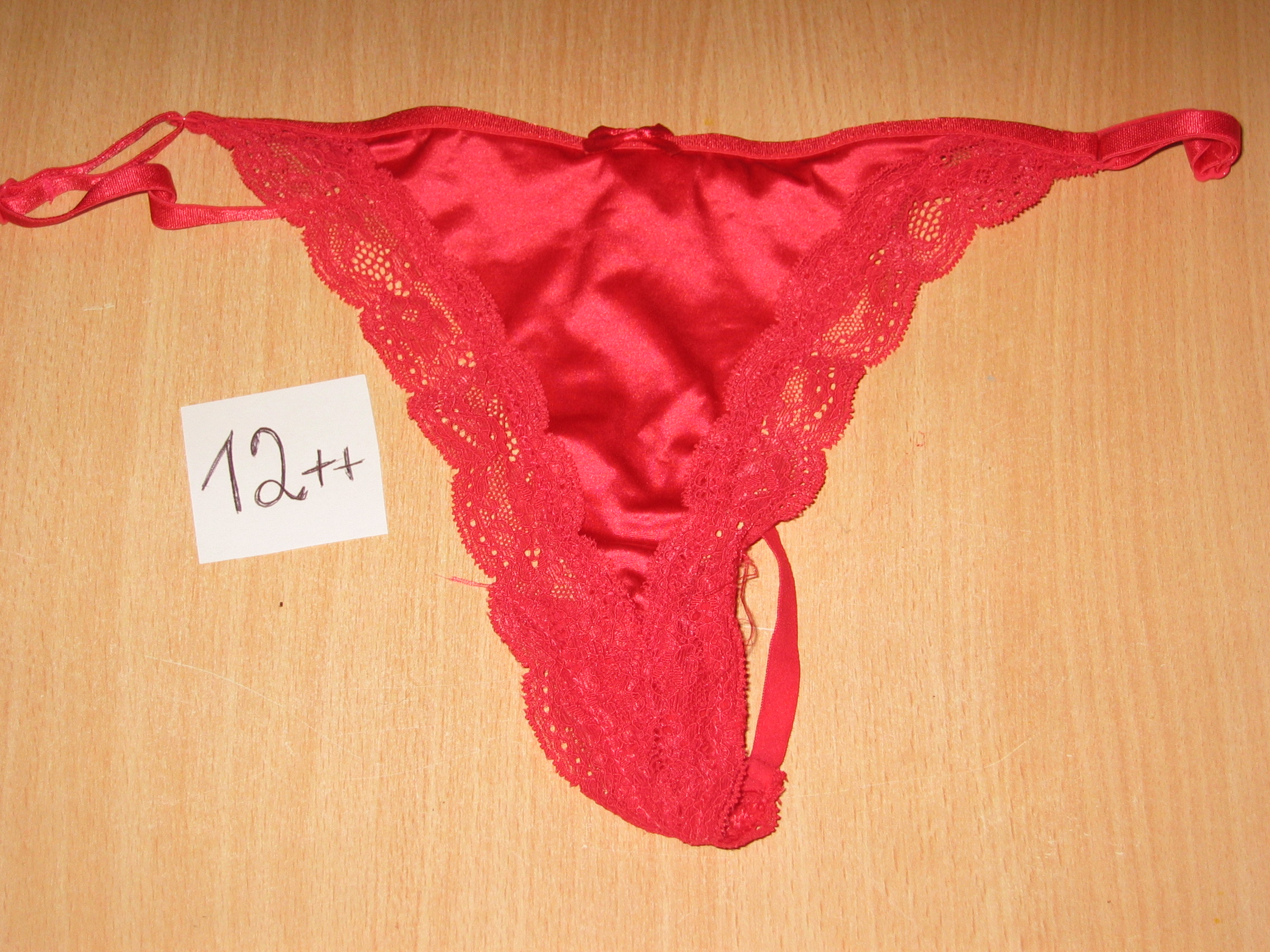Sexy String - Rot mit Satin - von mir 1-4 Tage getragen. Musst dich nur trauen.