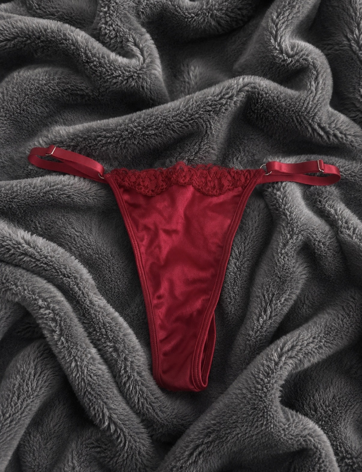 Roter seidiger Tanga