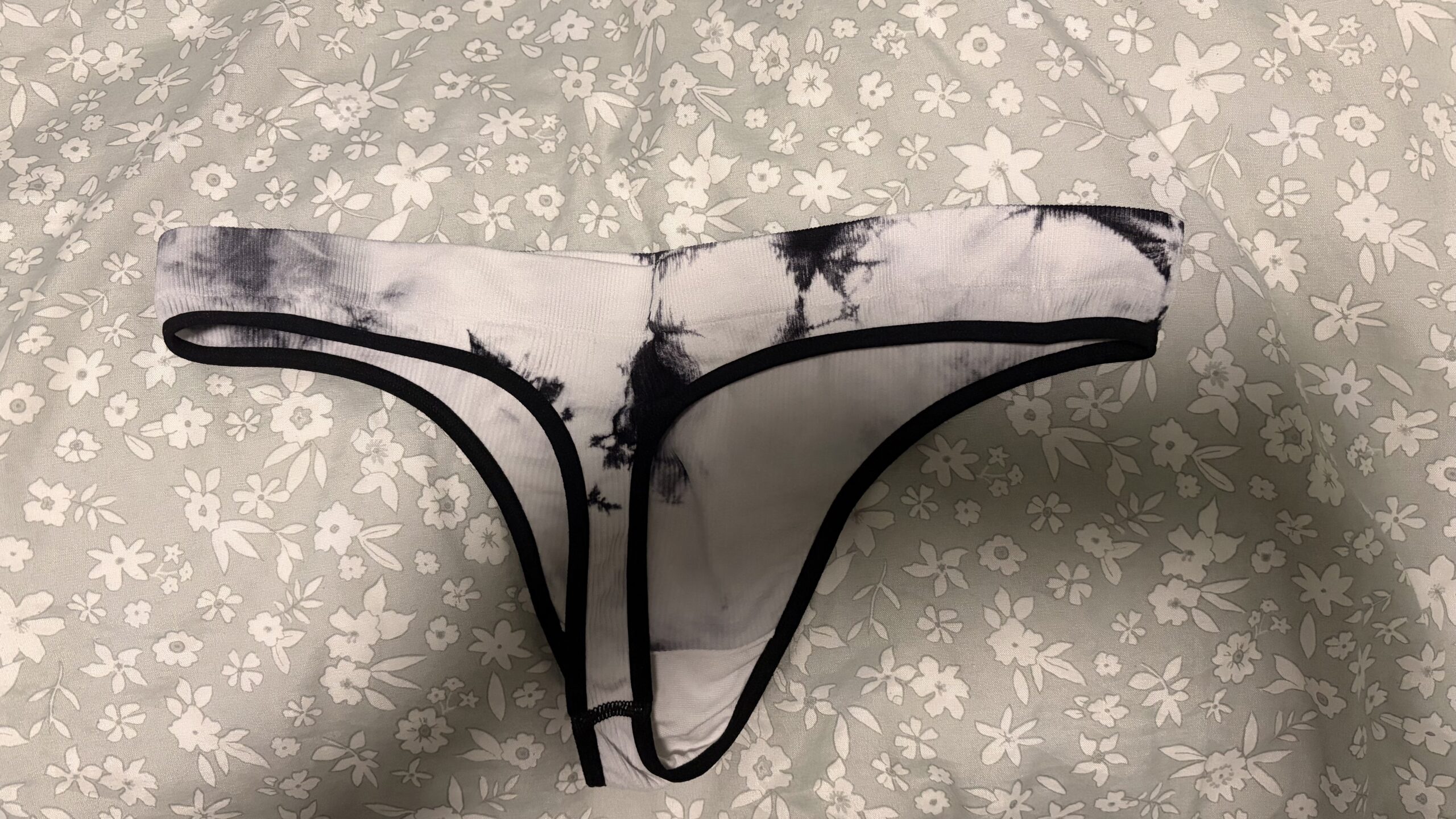 Getragene Tangas mit herrlichem weiblichen Duft