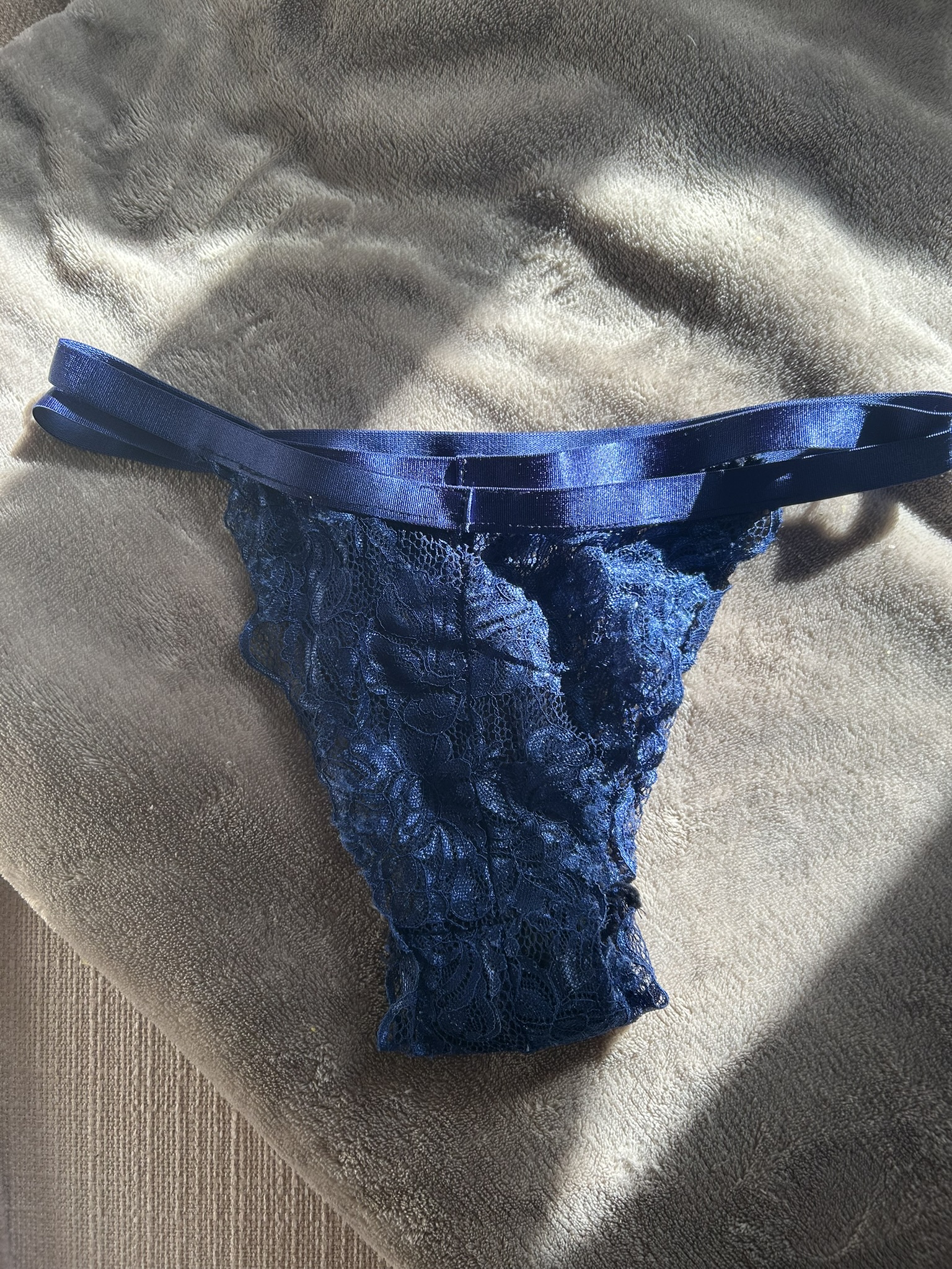 Blauer Slip getragen