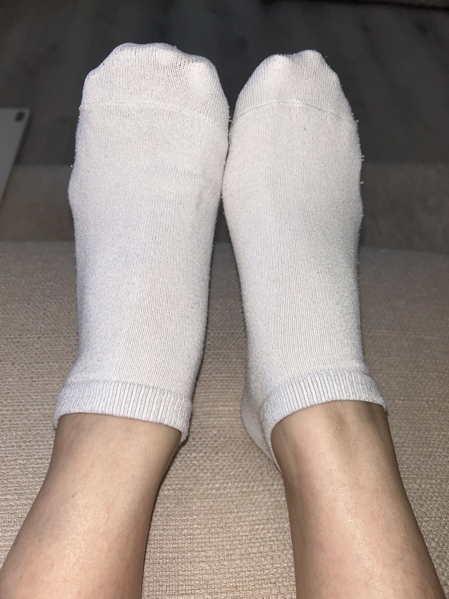 Getragene weiße Socken
