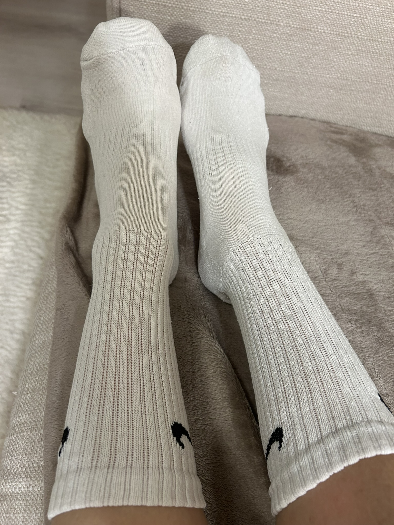 Getragene weiße Nike Socken