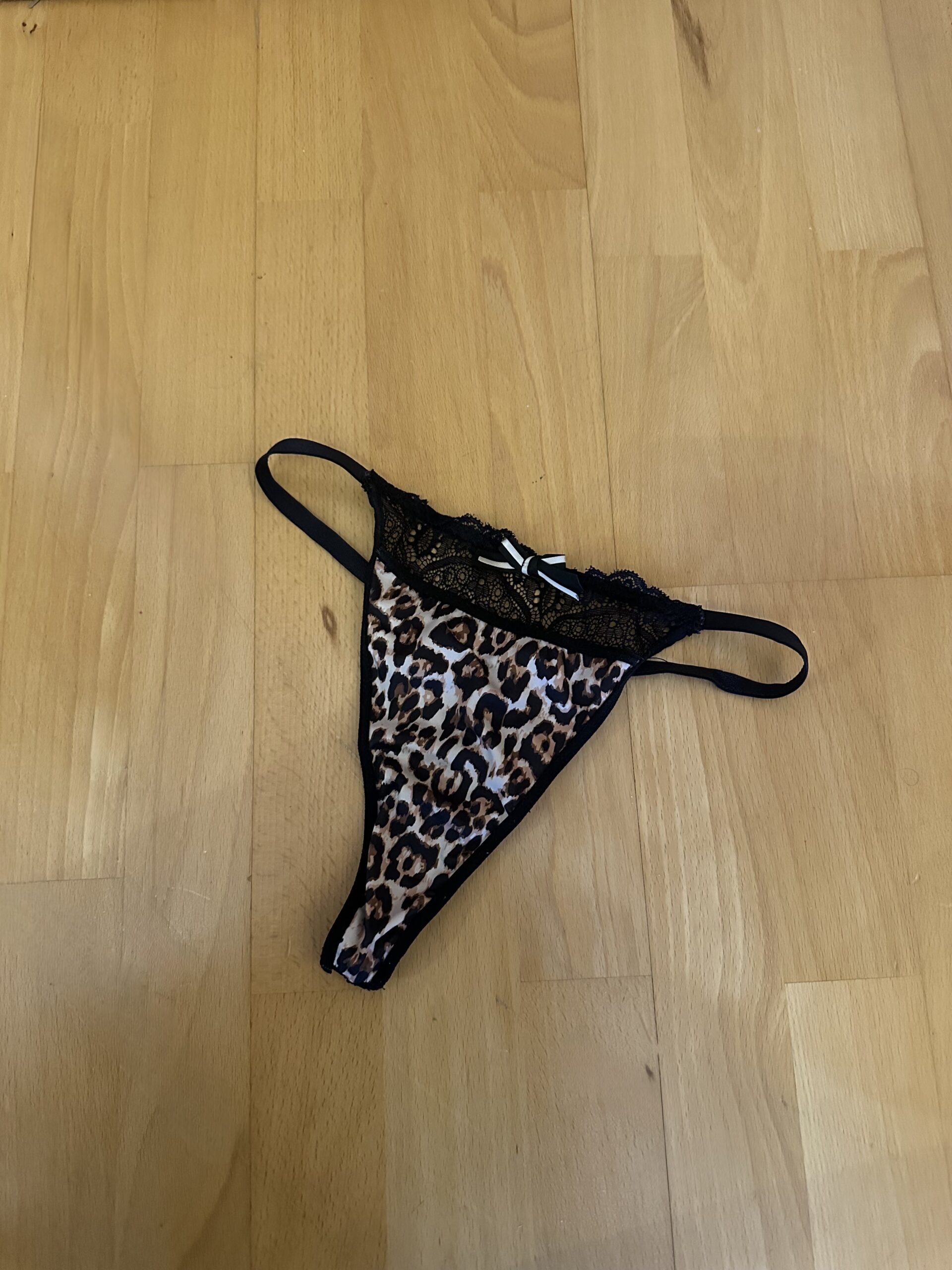 Leoparden Tanga mit schwarzen Rüschen und Schkeife, getragen