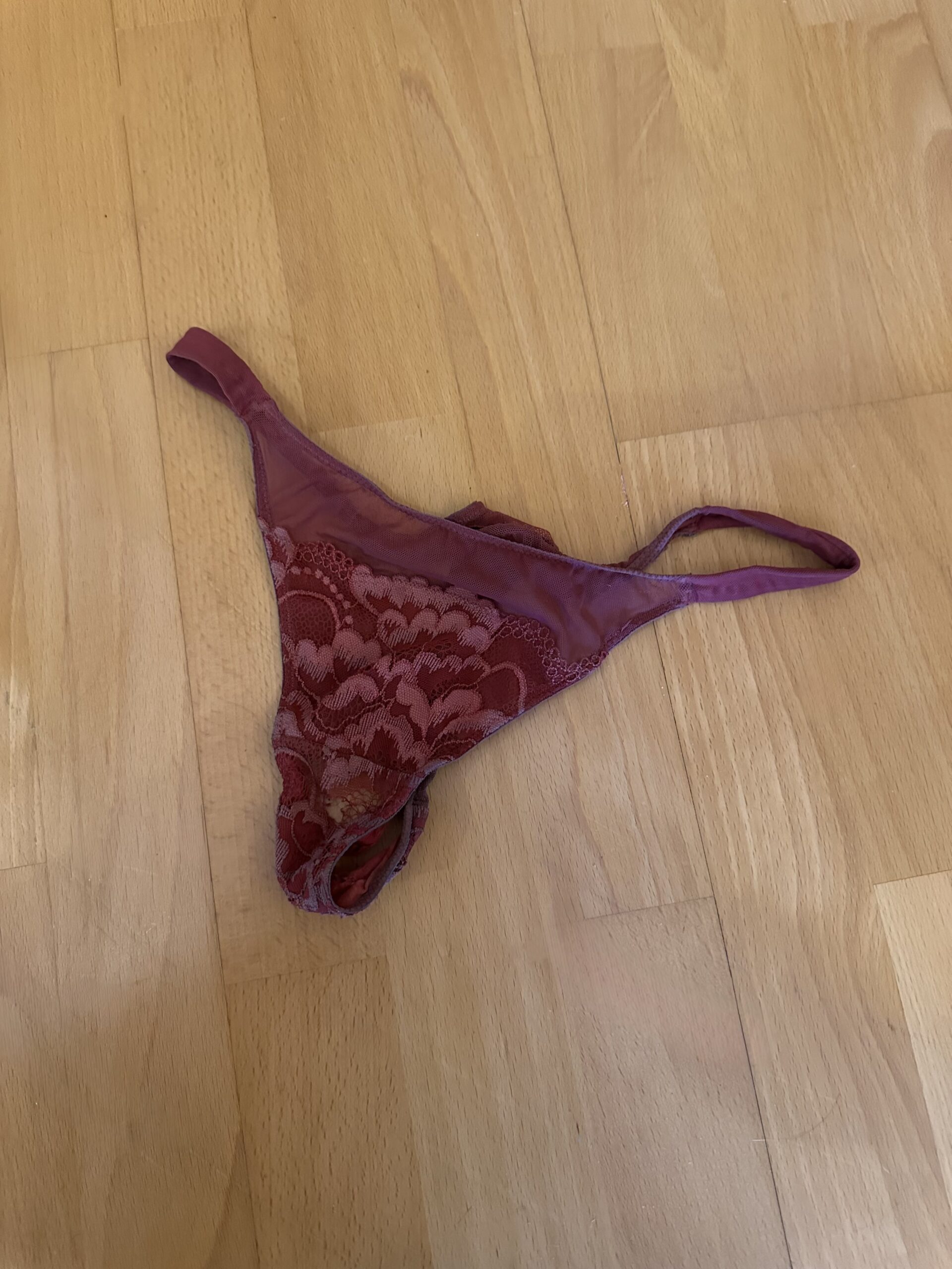 Roter Tanga mit Spitze, häufig getragen