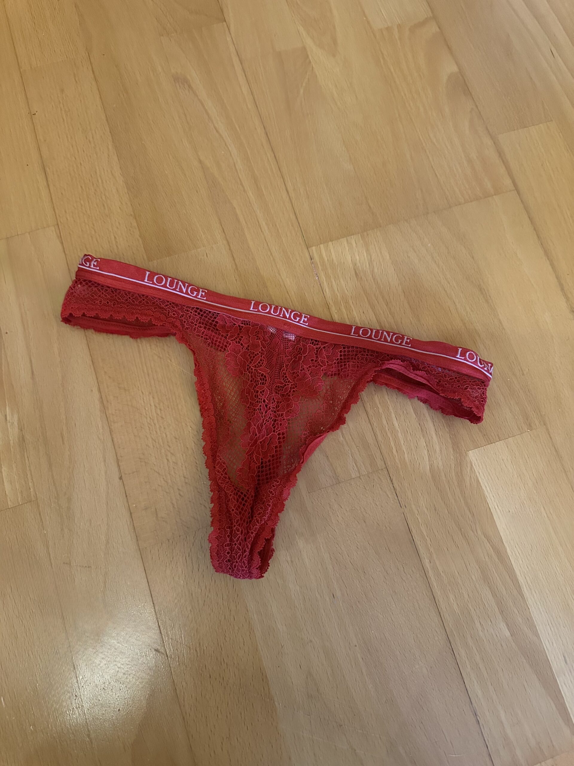 Lounge String rot aus Spitze, häufig getragen