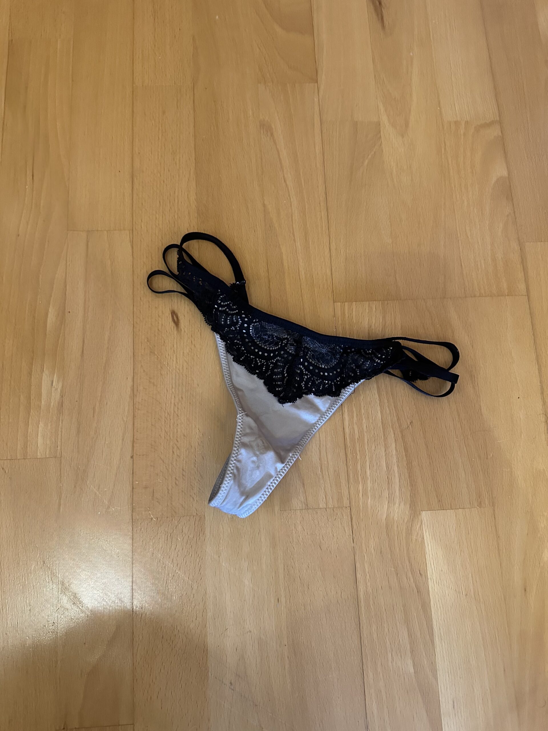 Weiß-schwarzer Tanga mit Rüschen, häufig getragen