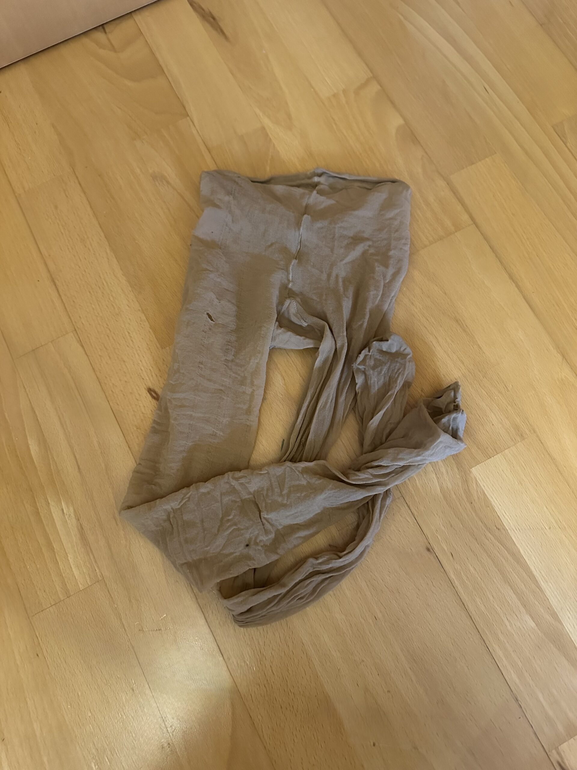 Nylonstrumpfhose hautfarben, häufig getragen