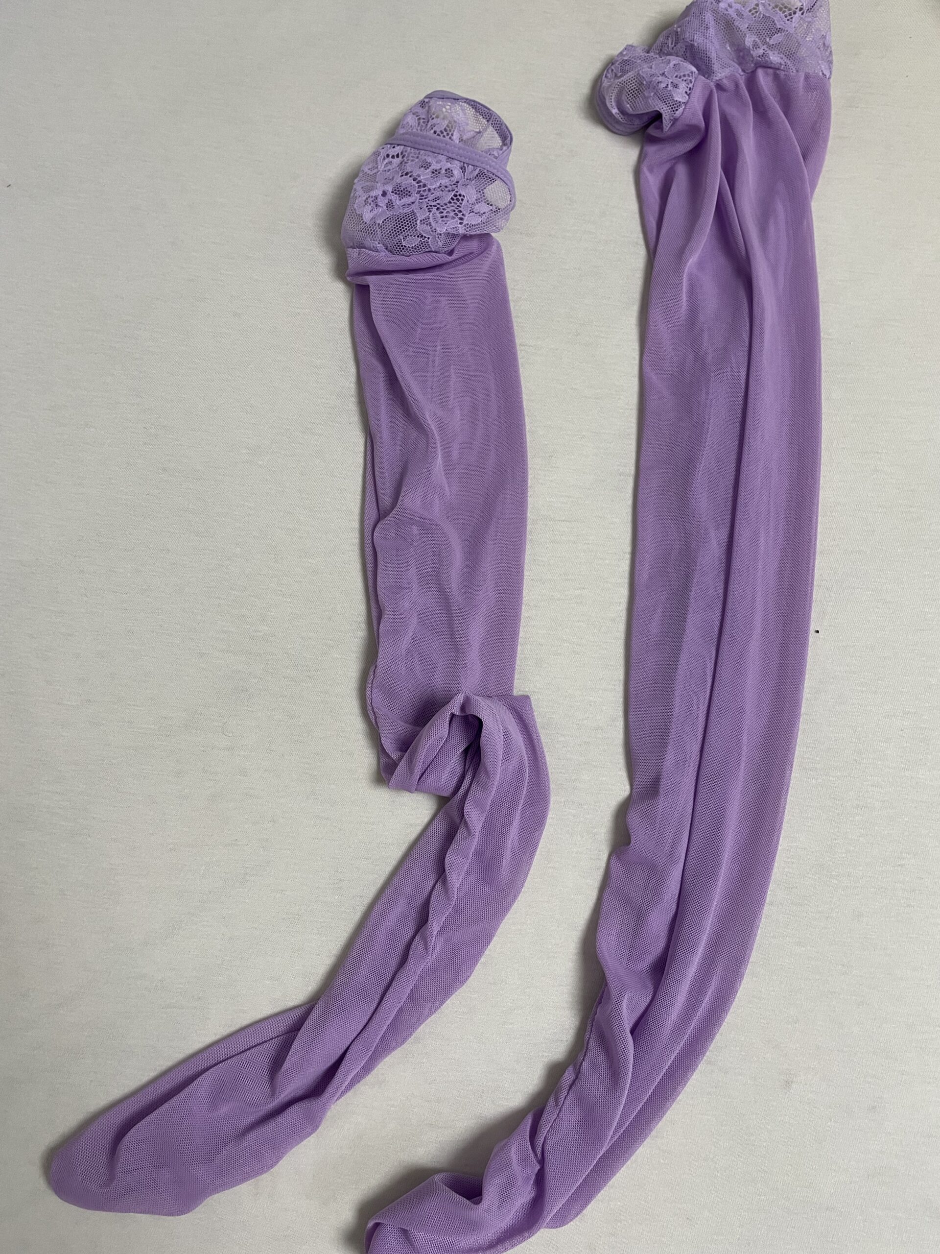 Verführerische lange lila Socken mit zarter Spitze