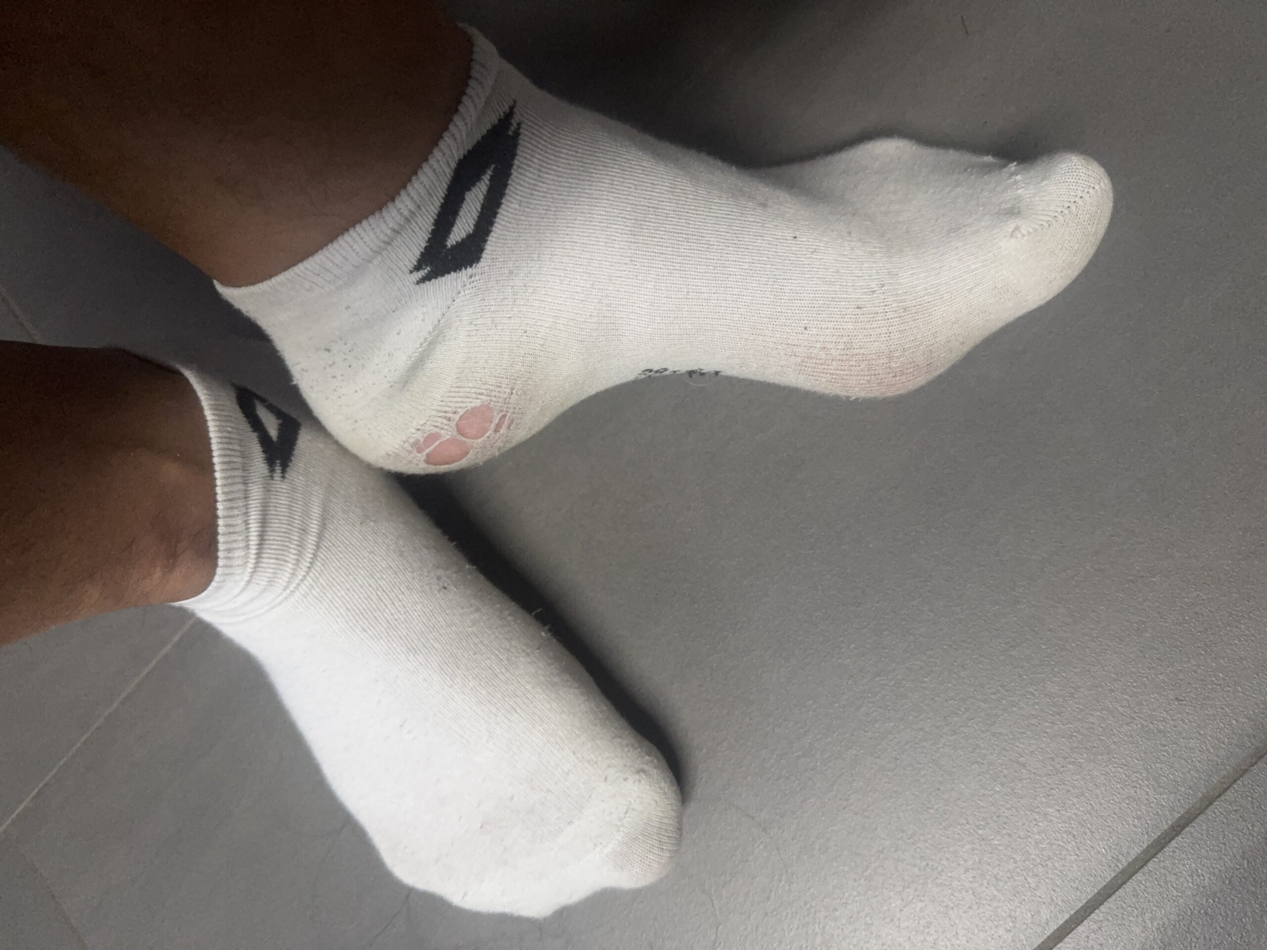 2 Tage getragene Socken mit Löchern