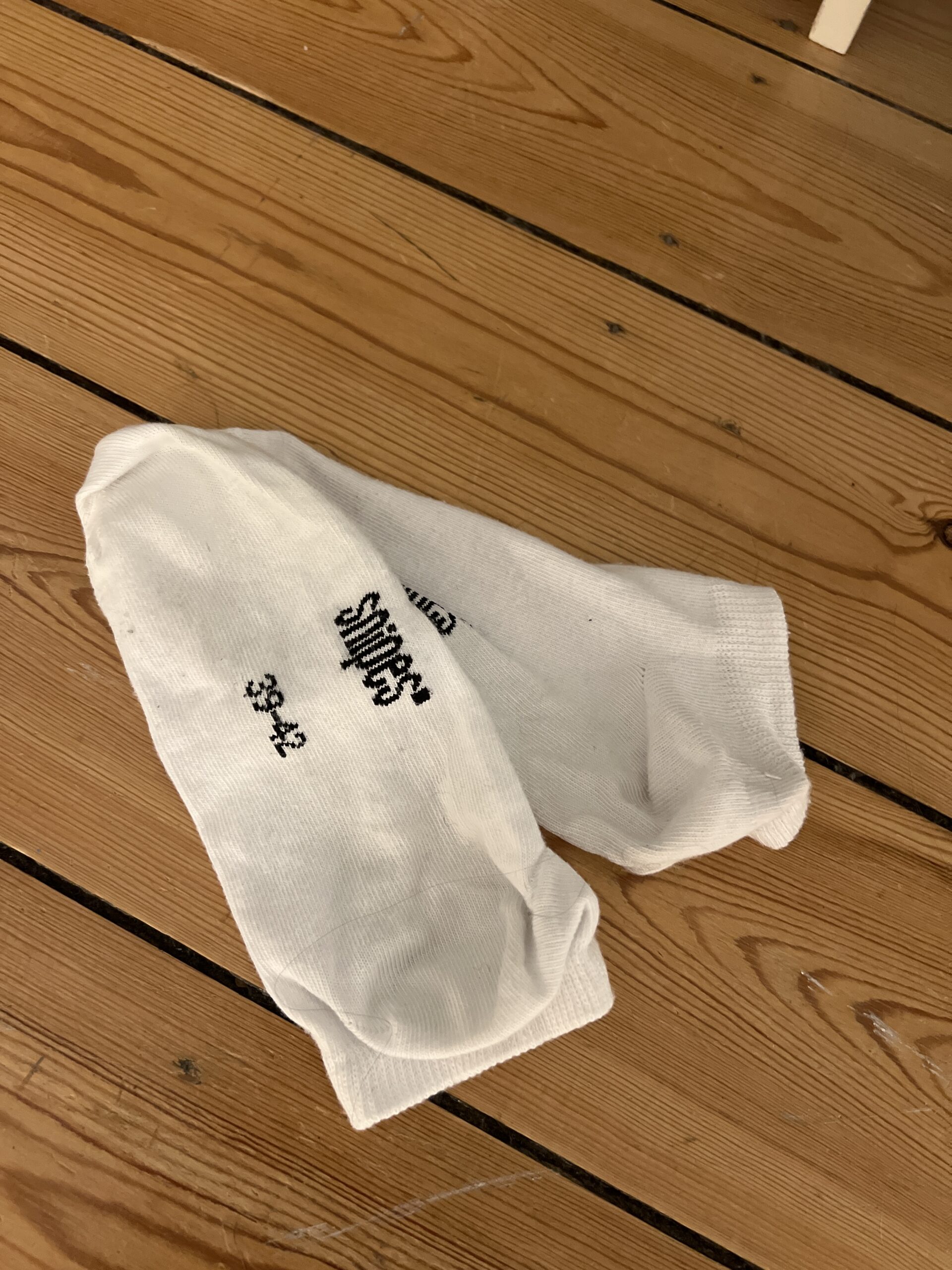 Getragene weiße Socken